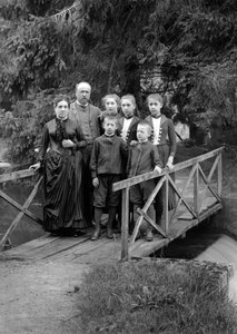 庭でポーズをとる都市生活者の家族（オートマルヌ（Haute Marne）のブルモン（Bourmont）付近）、1880年頃。写真撮影。デュコス・コレクション。 作： French Photographer