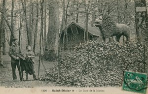 聖ディジエでライオンの彫刻を見て父と息子。 1913年に送信されたはがき。Gauthierの図書館によって発行されました。 作： French Photographer