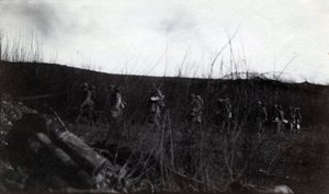 第一次世界大戦（1914-1918）：ロクール（サンカンタン）に向かって行進する兵士の一団（エイスン地方