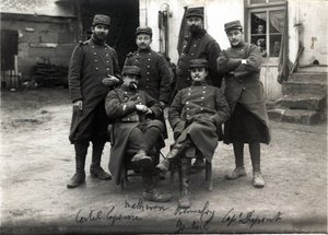 第一次世界大戦（1914-1918）：ロワ・シュル・マッツ（Roye-sur-Matz, Oise）近くの農場Laroqueにいるデベネデッティ大佐(?)の参謀本部のテレフォン奏者と秘書。1915年3月