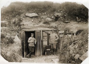 第一次世界大戦（1914-1918）：デ・ベネデッティ中尉の指揮所、左が秘書、右が大隊の令状係。その間にはヒューズ信号、潜望鏡、魚雷。05-1916 作： French Photographer