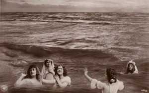 海に身を包んだ5人の女性（フォトコラージュ） 作： French Photographer