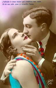 キスするフランス人カップル、1920年頃（手彩色のシルバープリント