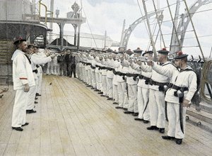 フランス海軍、19世紀後半：ピストル、リボルバーの練習風景、Bibl.des Arts deco. 作： French Photographer