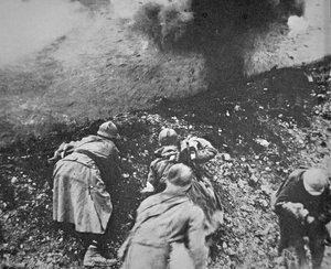 ヴェルダンの戦いでドイツ軍の砲撃を受けるフランス軍歩兵