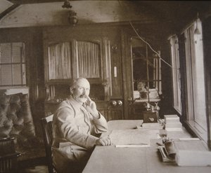 1916年2月から12月にかけてのヴェルダンの戦いで、鉄道馬車サロンの本部にいるペタン将軍（モノクロ写真 作： French Photographer