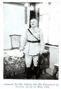ロバート・ニヴェル将軍（1856-1924）1916年5月、ヴェルダンで陸軍の指揮を引き継ぐ（bw写真） 作： French Photographer