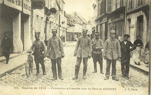 第一次世界大戦中、フランス・ソワソンの街頭に立つドイツ人捕虜たち（モノクロ写真