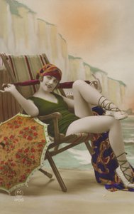 デッキチェアの女の子（カラー写真） 作： French Photographer
