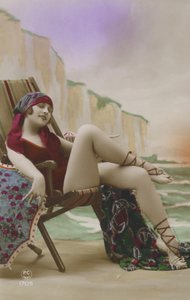 デッキチェアの女の子（カラー写真） 作： French Photographer