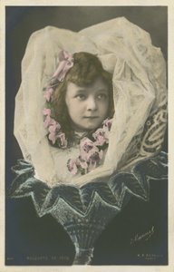 花の中の少女（カラー写真 作： French Photographer