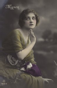 黄色のドレスの女の子 作： French Photographer