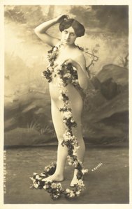 花のガーランドを保持しているボディストッキングの女の子 作： French Photographer