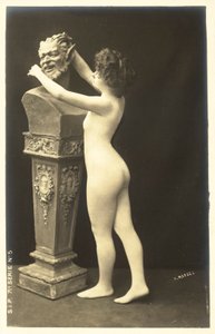 サテュロスのバストに注目してストッキングを履いた女の子 作： French Photographer