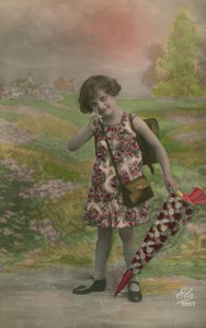 花で飾られたコーンを運ぶ花柄のドレスの女の子 作： French Photographer