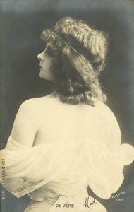 肩越しに見る少女（モノクロ写真 作： French Photographer