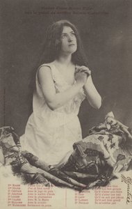 祈りを捧げる少女（モノクロ写真） 作： French Photographer