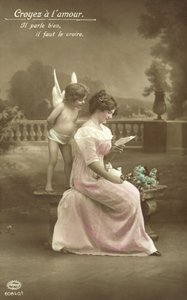 キューピッドが彼女の肩越しに見ている、ラブレターを読んでいる女の子 作： French Photographer
