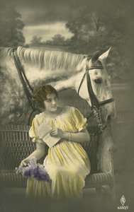 ソファーに座る少女と後ろにいる白馬（カラー写真 作： French Photographer