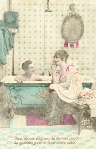 女の子、喫煙、お風呂で男と話しています。 作： French Photographer