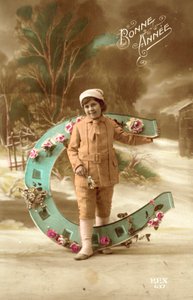 大きな蹄鉄を持つ少女 作： French Photographer