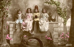 橋の端に座っている女の子と男の子 作： French Photographer