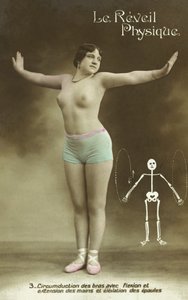 エクササイズをする半裸の女性（カラー写真） 作： French Photographer