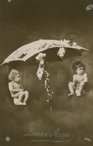 1913年に送られた、傘からぶら下がっている2人の赤ちゃんのハッピーニューイヤーカード 作： French Photographer
