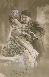 ヤドリギを保持しているロマンチックなカップルとの幸せな新年のグリーティングカード、1913年（手描きの写真） 作： French Photographer