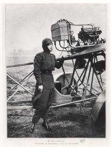 1914年以前、飛行機の横に立っているヘレンデュトリュー（1877〜1961年） 作： French Photographer