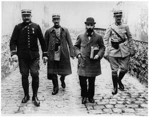アンリデザイアーランドル（1869-1922）、3人の警官、1919年頃 作： French Photographer