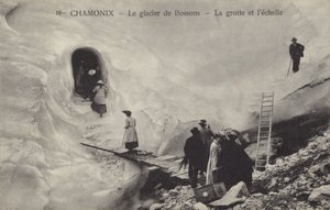 氷の洞窟とはしご、ボッソン氷河、シャモニー、フランス (白黒写真) 作： French Photographer