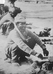 1914〜15年、フランスで料理をするインドの兵士 作： French Photographer