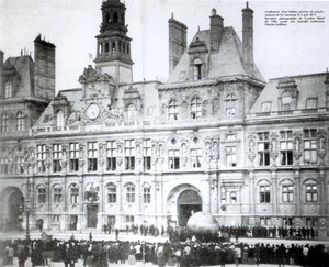 1871年5月3日、パリのホテルドゥヴィルの外でコミューンの宣言が添付された気球を膨らませる 作： French Photographer