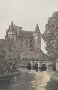 La Rochefoucauld、シャトー、タルドワール川のほとりからの眺め 作： French Photographer