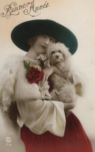 小型犬を抱いた女性
