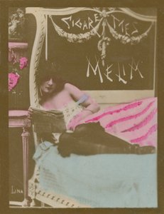 リナ、ベッドで新聞を読んでいる女の子 作： French Photographer