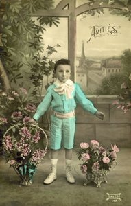 青い服を着た少年（カラー写真 作： French Photographer