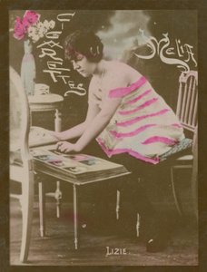 リジー、写真アルバムを持つ少女 作： French Photographer