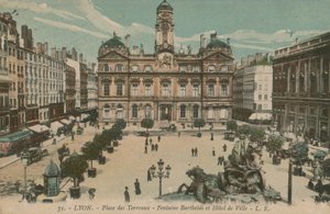 リヨン-テロー広場-バルトルディの噴水と市庁舎。 1913年に送られたはがき。 作： French Photographer