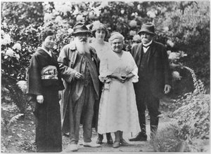 ジヴェルニーの庭園にいる黒木夫人、クロードモネ（1840-1926）、アリスバトラー（1894-1949）、ブランシュホセドモネ、ジョルジュクレマンソー（1841-1929） 作： French Photographer