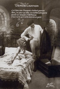 男は彼のスーツケースを開梱 作： French Photographer