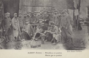 第一次世界大戦中、ソンム地方のアルバートに設置されたマクシム砲（モノクロ写真 作： French Photographer