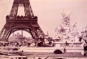 1888年頃、エッフェル塔近くに聖ヴィーダルの噴水を建てた男たち 作： French Photographer