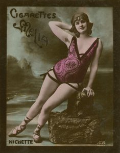ニシェット、ビーチで下着の女の子 作： French Photographer