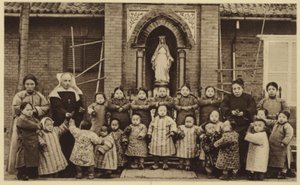 孤児は中国の孤児院の外でポーズをとる 作： French Photographer