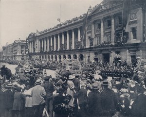 パリ花輪を積んだ戦車（モノクロ写真 作： French Photographer