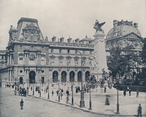 パリ。ルーブル美術館の中庭にあるガンベッタのモニュメント（モノクロ写真 作： French Photographer