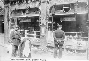 パリ、暴徒によって破壊されたドイツの店、1914 作： French Photographer