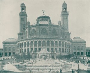 パリの街並みトロカデロの本館（モノクロ写真